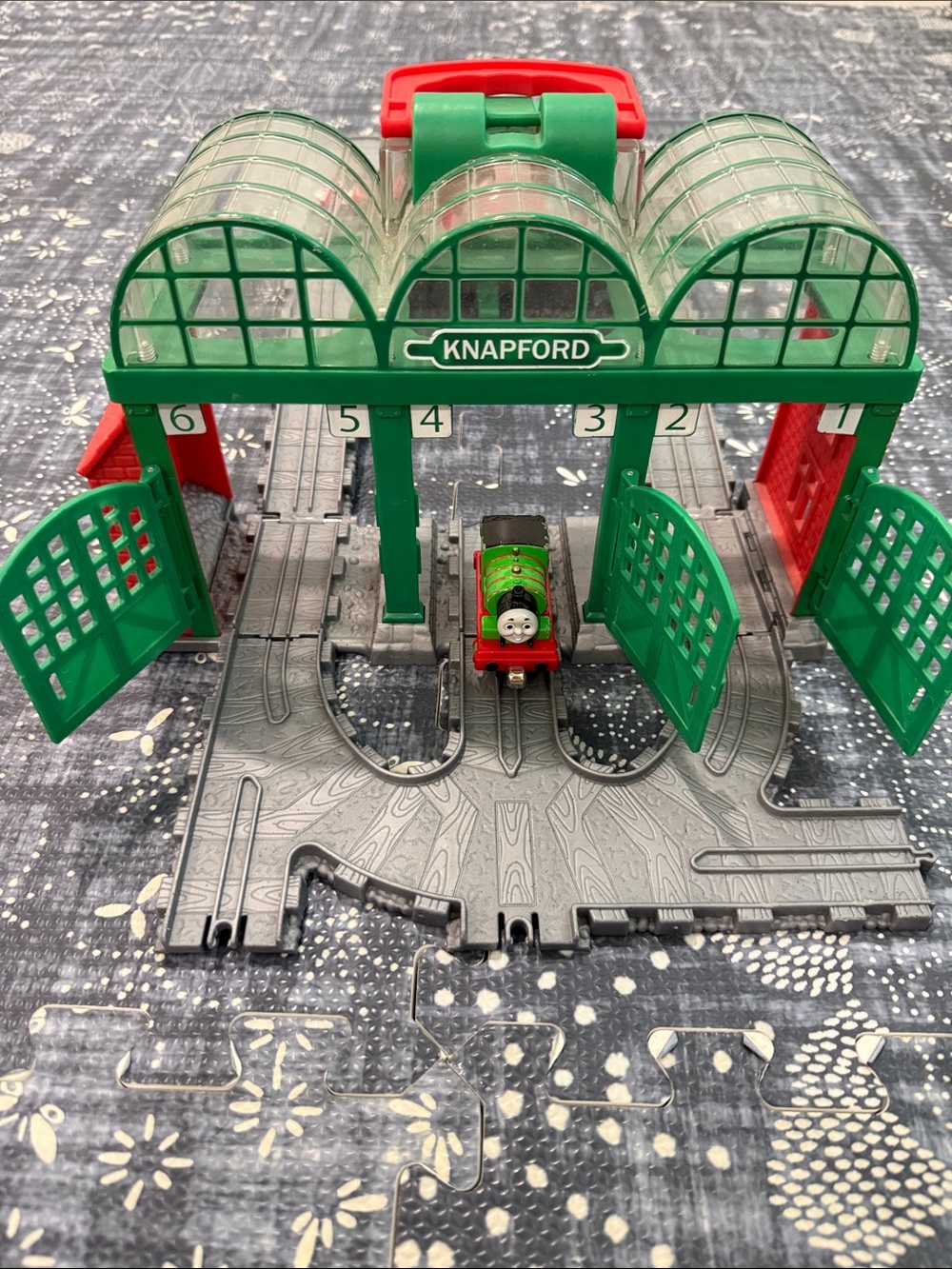 Thomas Take-n-Play Knapford Station Set - Picture 3 of 9
